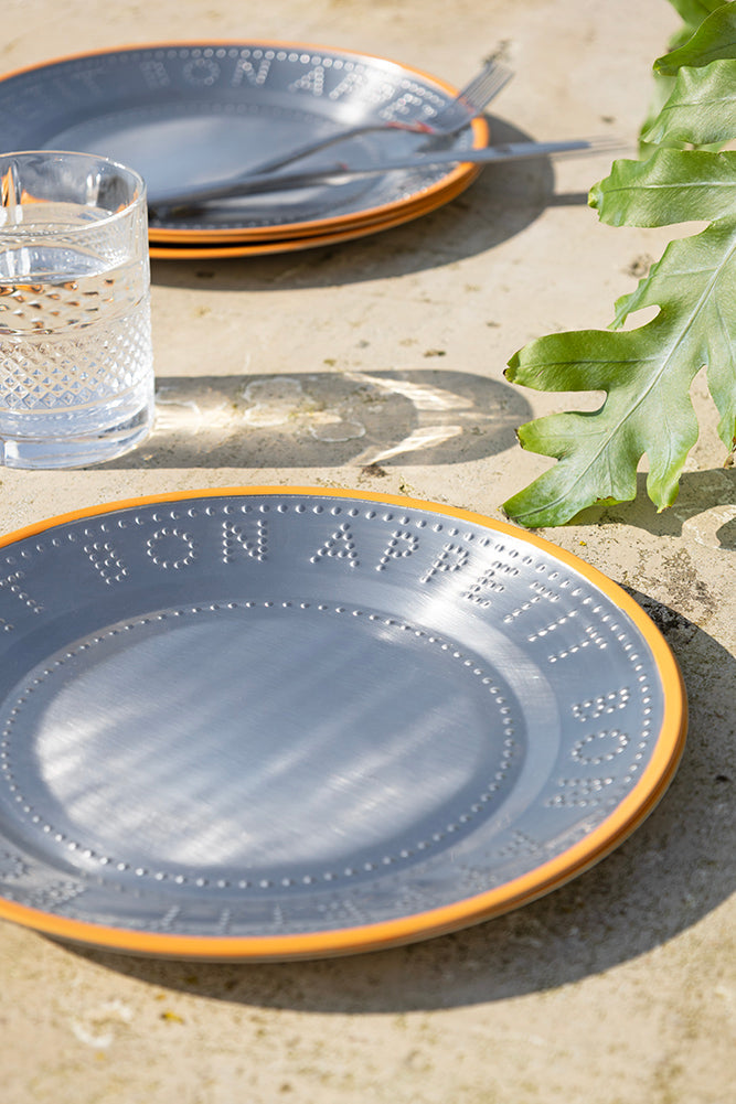 Assiette plate Bon Appétit en métal et bord orange