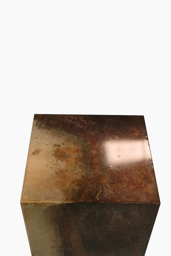 Belle table d'appoint en métal bruni