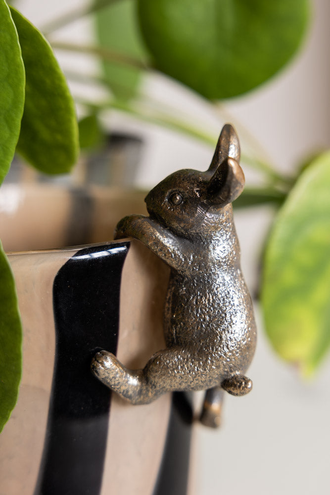 Décoration suspendue en forme de lapin grimpant