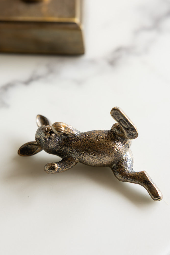 Décoration suspendue en forme de lapin grimpant