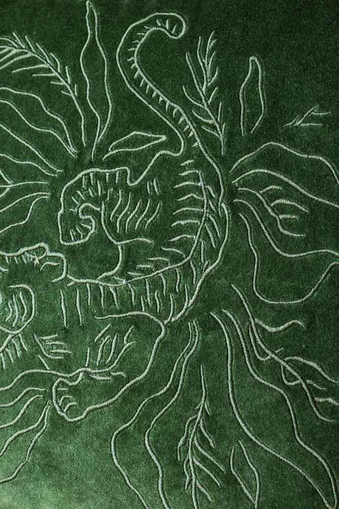 Coussin tigre brodé en velours vert et rayures monochromes