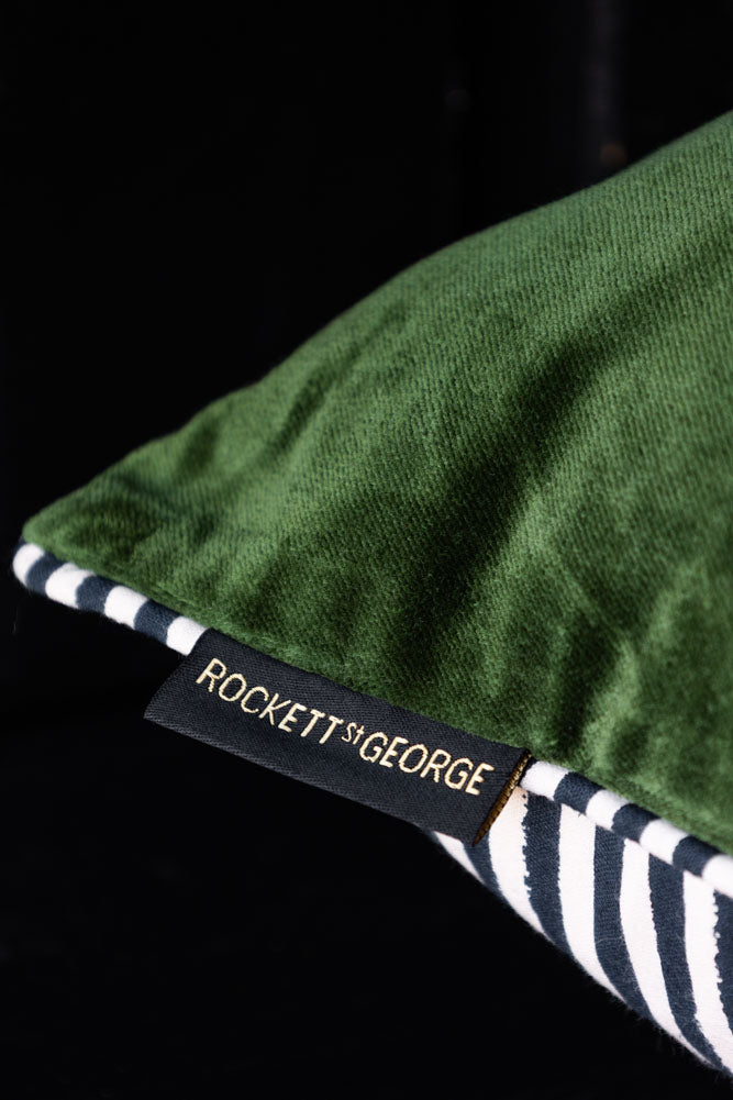 Coussin tigre brodé en velours vert et rayures monochromes