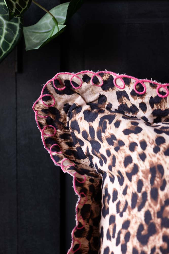 Coussin imprimé léopard avec bord festonné rose