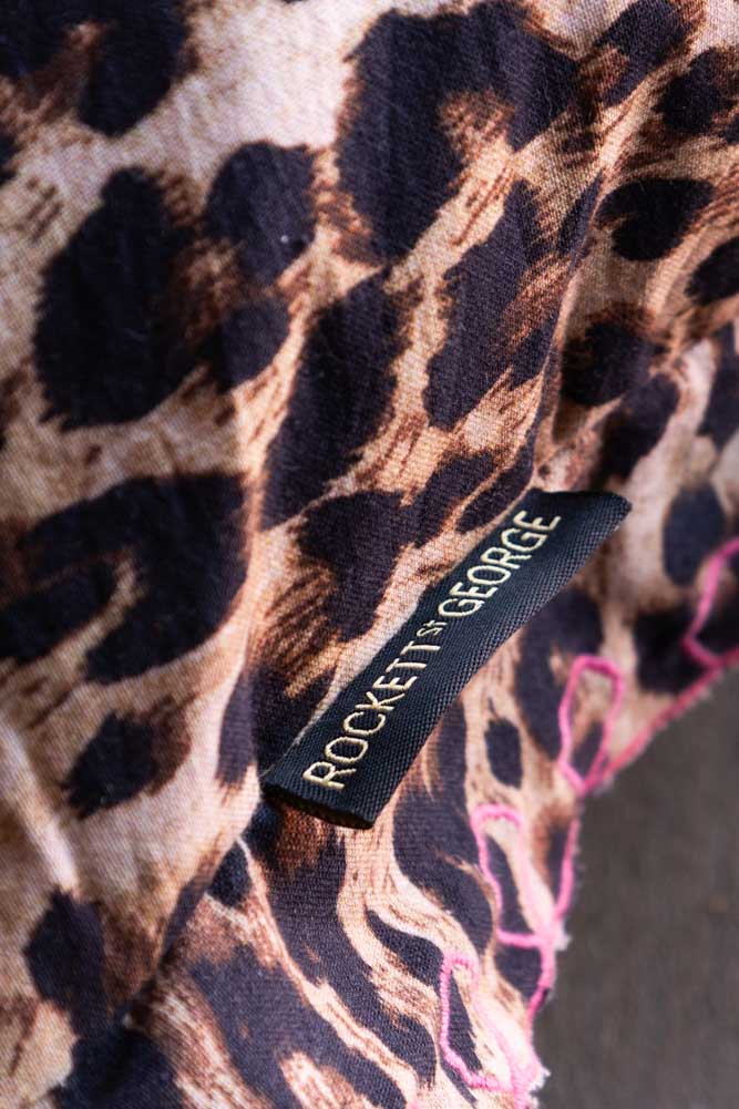 Coussin imprimé léopard avec bord festonné rose