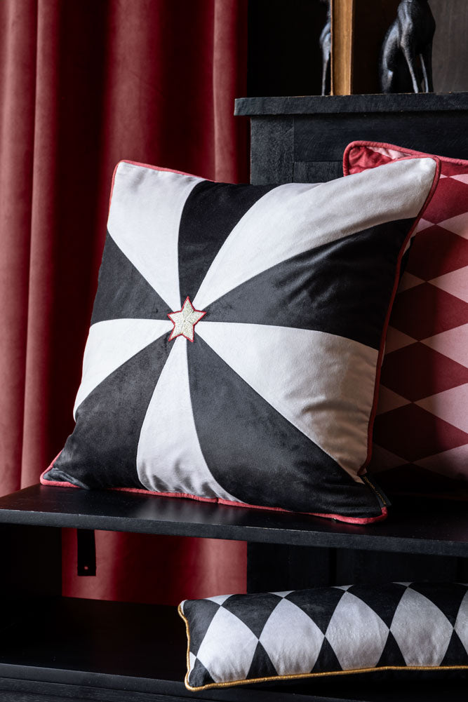 Coussin étoile brodé monochrome