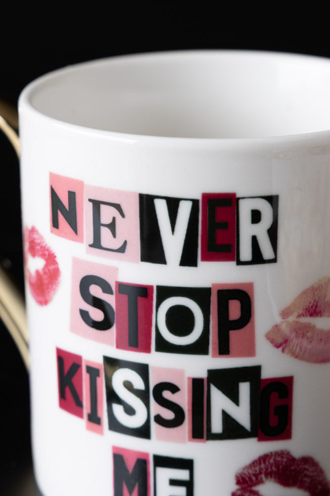 Tasse « N'arrête jamais de m'embrasser »