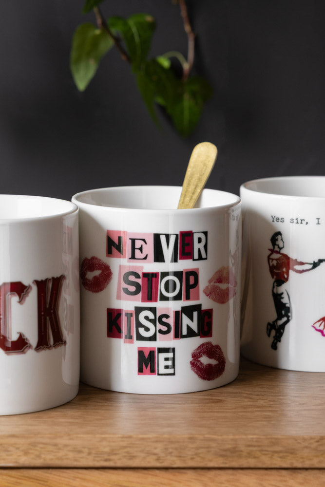 Tasse « N'arrête jamais de m'embrasser »