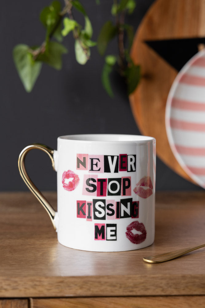 Tasse « N'arrête jamais de m'embrasser »