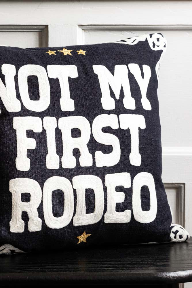 Coussin brodé « Pas mon premier rodéo »