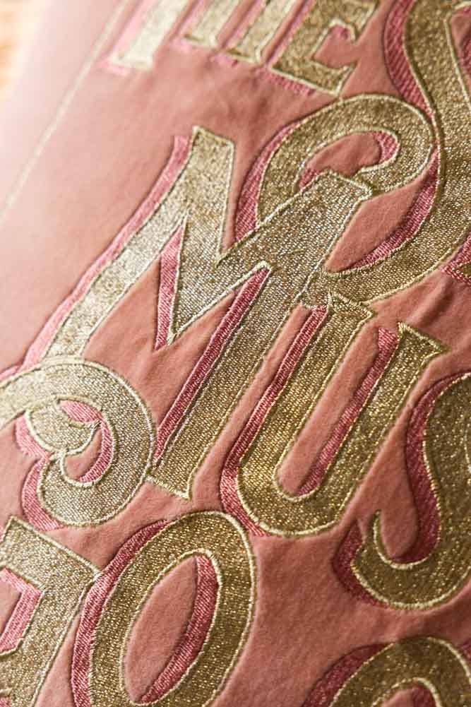 Coussin brodé à double frange en velours rose « Show Must Go On »