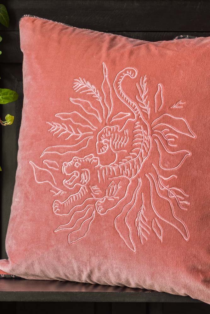 Coussin Tigre brodé en velours rose