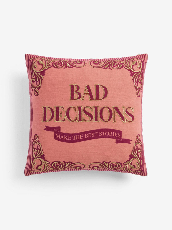 Coussin brodé rose et or « Mauvaises décisions »