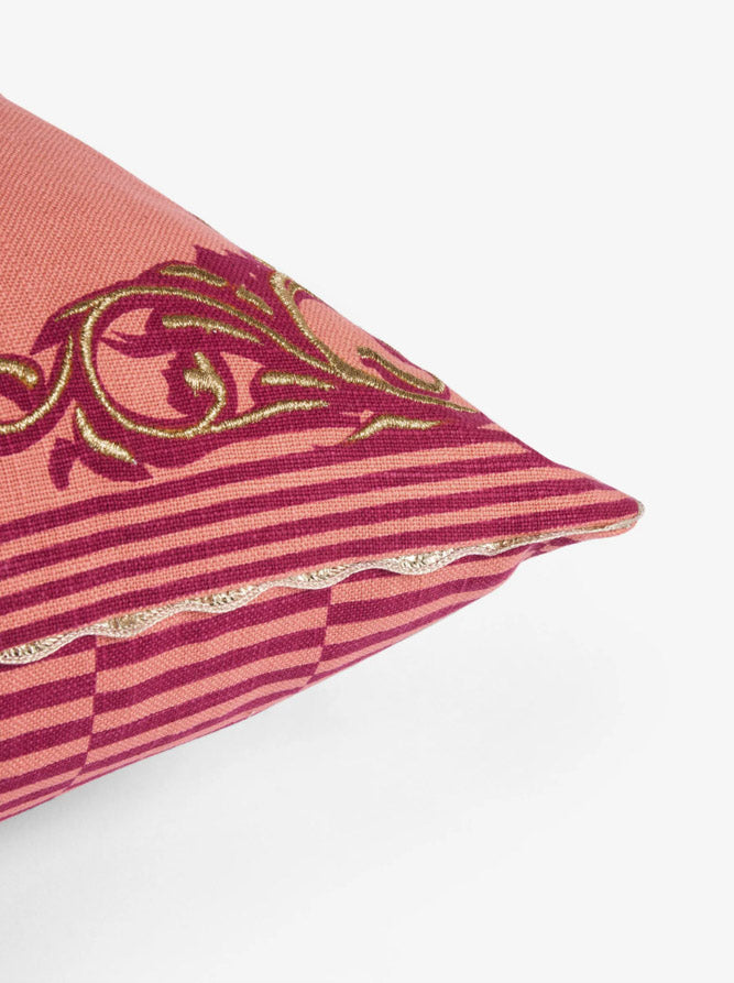 Coussin brodé rose et or « Mauvaises décisions »