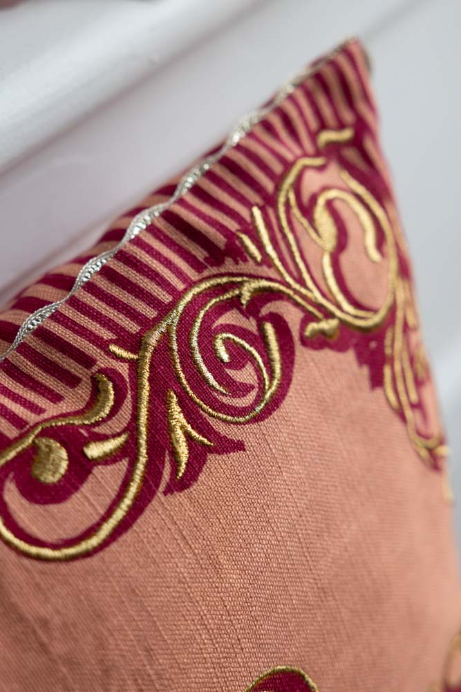 Coussin brodé rose et or « Mauvaises décisions »