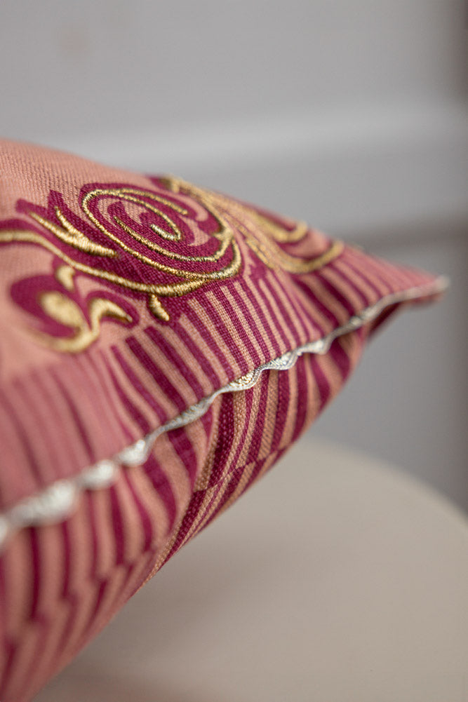 Coussin brodé rose et or « Mauvaises décisions »