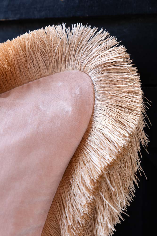 Coussin brodé à double frange en velours rose « Show Must Go On »