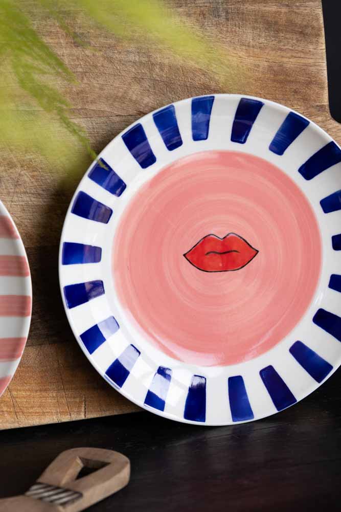 Assiette de service en céramique à bordure rayée et lèvres