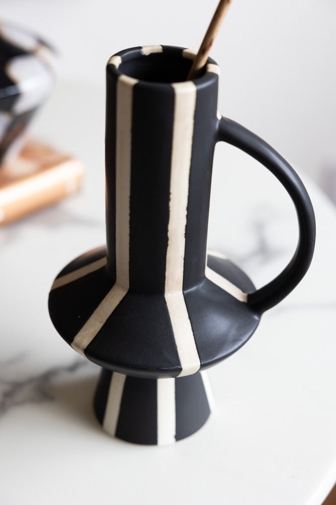 Grand vase rayé noir et blanc avec anse