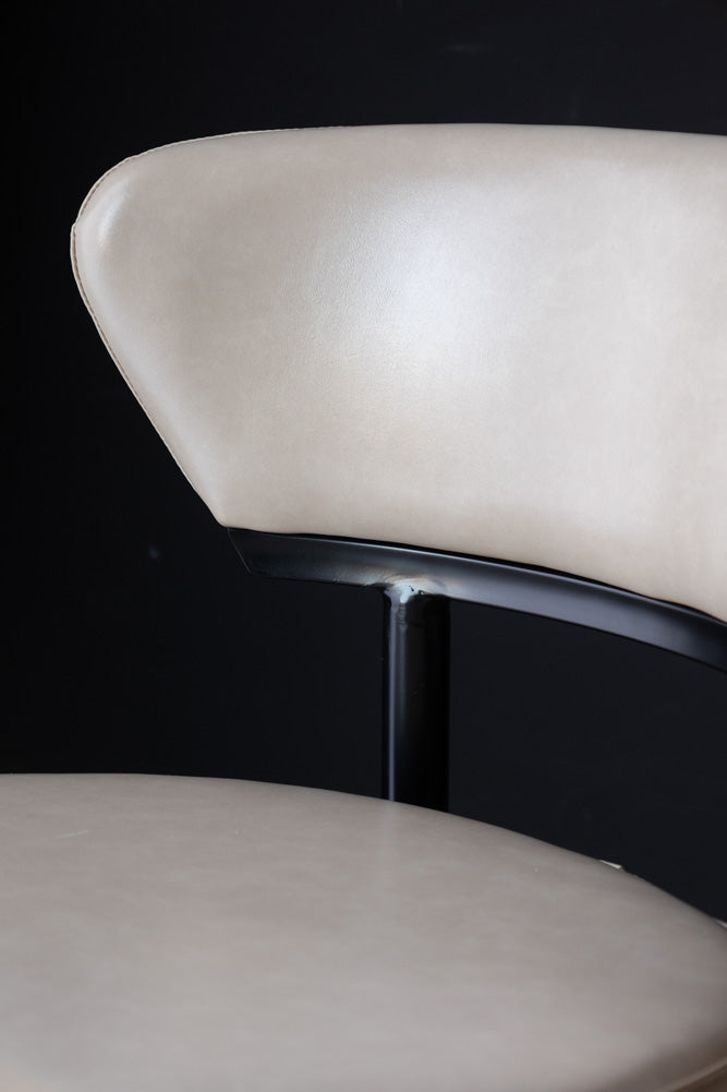 Le tabouret de bar Blake en champagne neutre
