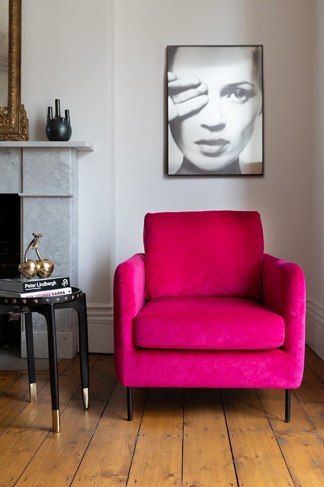 Le fauteuil Edie In Luxe en velours Needlecord rose Harry