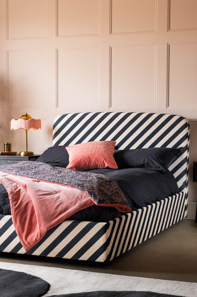 Le lit ottoman en velours Studio Stripe sable et bleu nuit - Disponible en 2 tailles