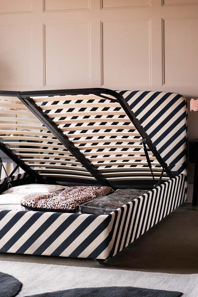 Le lit ottoman en velours Studio Stripe sable et bleu nuit - Disponible en 2 tailles