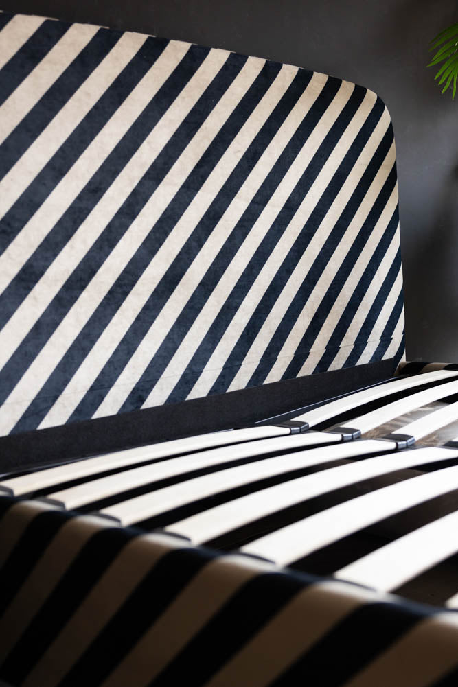 Le lit ottoman en velours Studio Stripe sable et bleu nuit - Disponible en 2 tailles