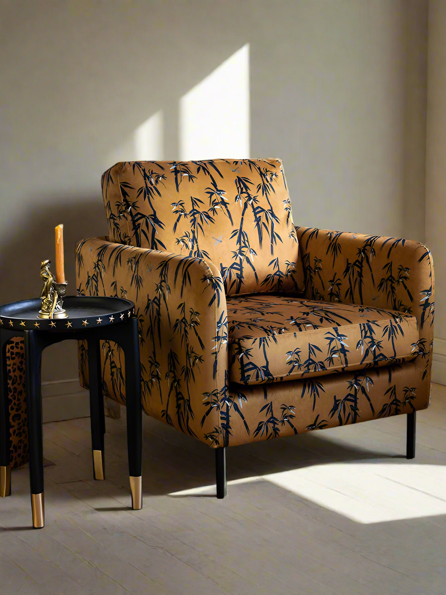 Le fauteuil Edie en bambou et velours doré