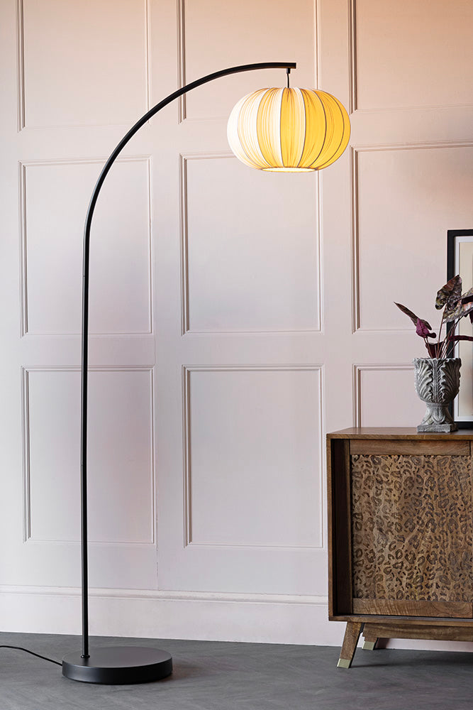 Lampadaire noir en arche avec abat-jour en tissu plissé neutre