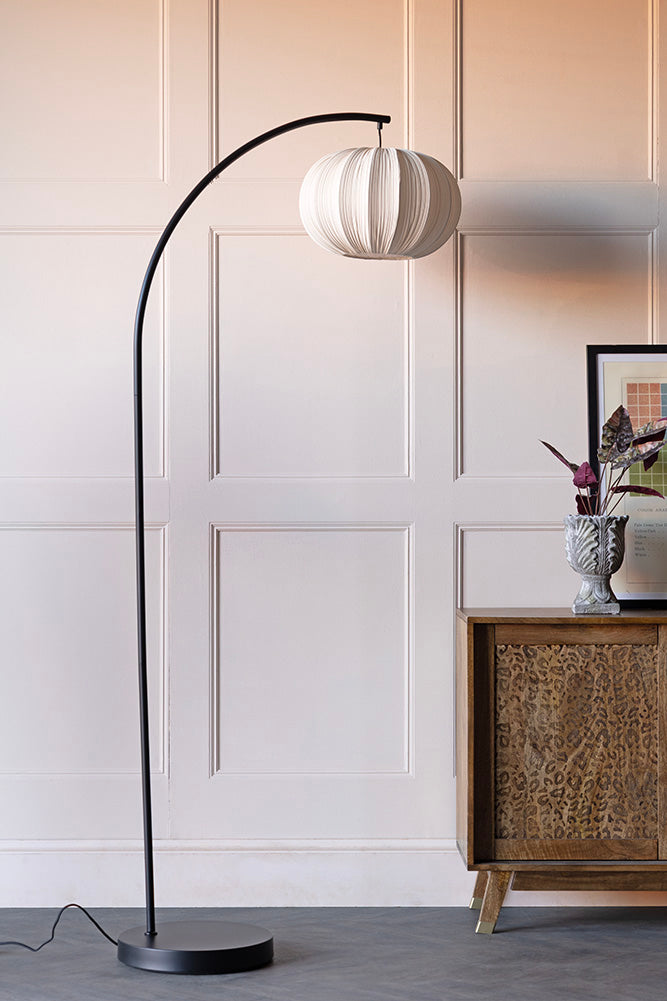 Lampadaire noir en arche avec abat-jour en tissu plissé neutre