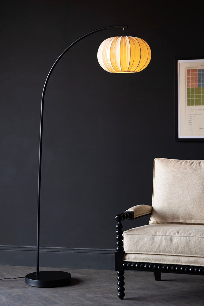Lampadaire noir en arche avec abat-jour en tissu plissé neutre