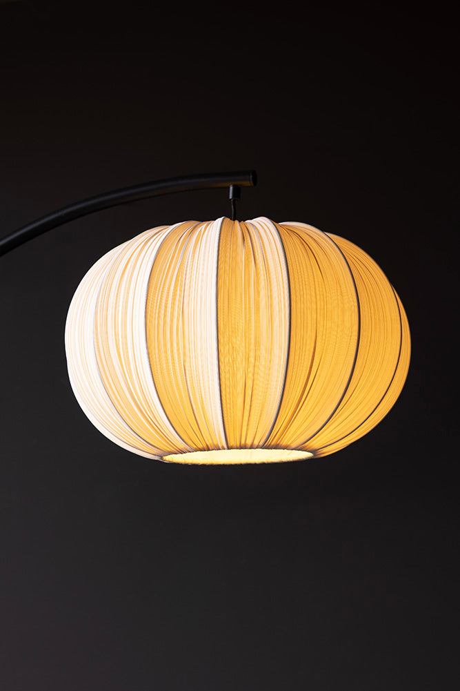 Lampadaire noir en arche avec abat-jour en tissu plissé neutre