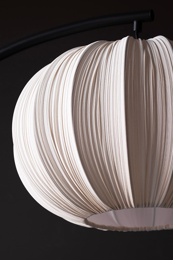 Lampadaire noir en arche avec abat-jour en tissu plissé neutre