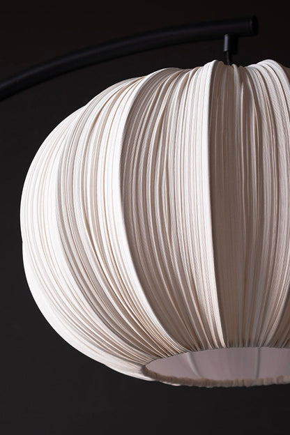 Lampadaire noir en arche avec abat-jour en tissu plissé neutre