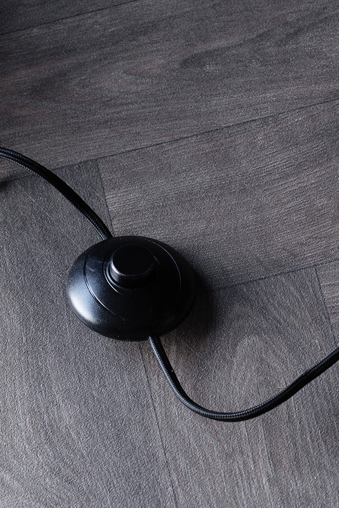 Lampadaire noir en arche avec abat-jour en tissu plissé neutre