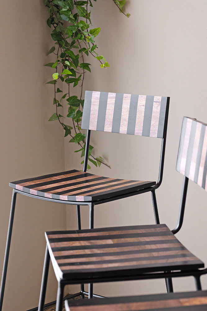 Tabouret de bar en bois à rayures noires