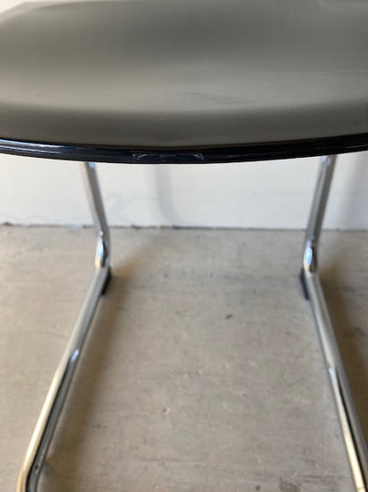 Chaise de salle à manger incurvée d'inspiration rétro en noir - SECONDS