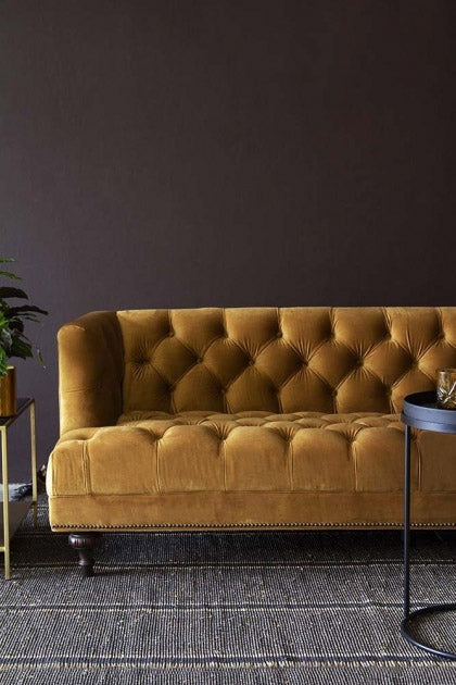 Canapé Chesterfield 3 places en velours ocre doré