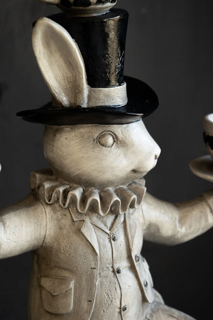 Décoration de lapin blanc en équilibre inspirée d'Alice au pays des merveilles