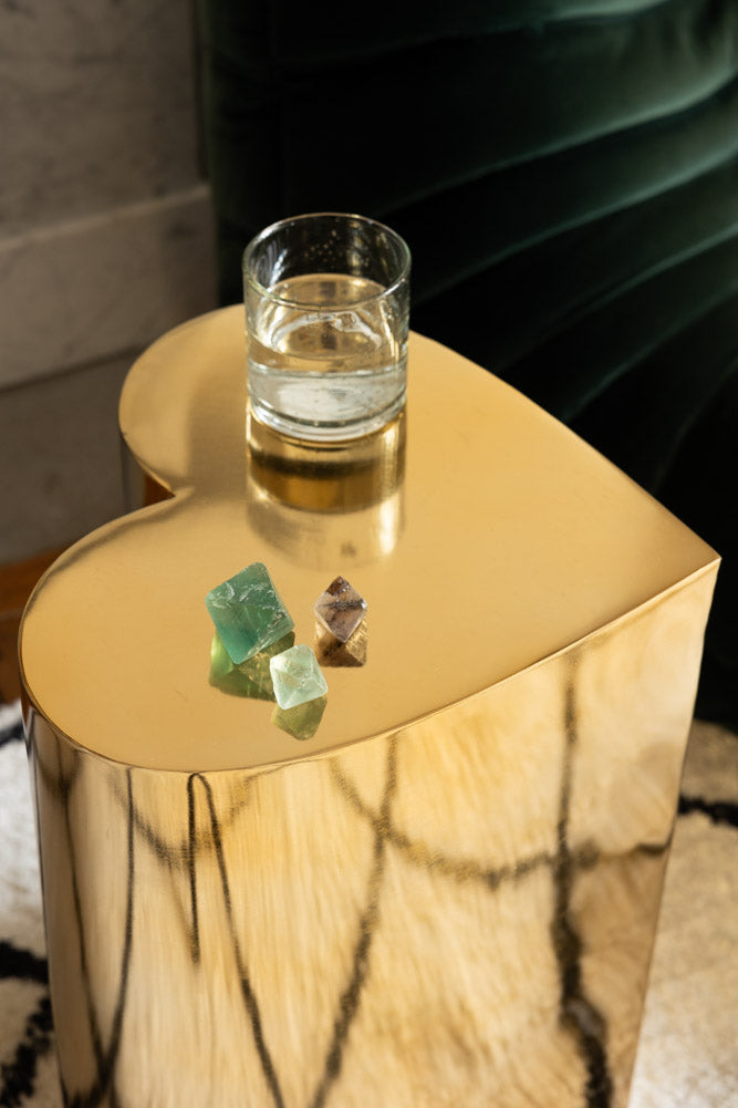 Belle table d'appoint en laiton en forme de cœur