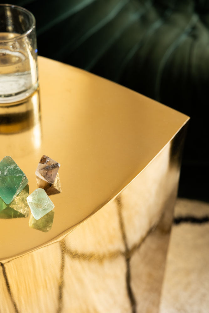 Belle table d'appoint en laiton en forme de cœur