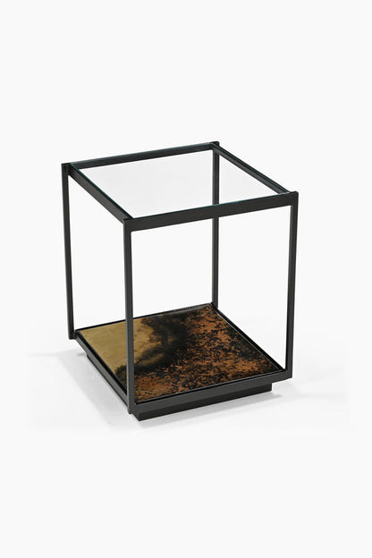 Belle table d'appoint en métal bruni et verre