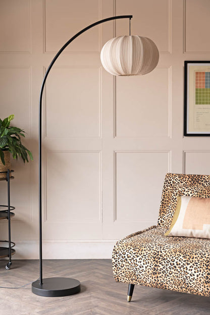 Lampadaire noir en arche avec abat-jour en tissu plissé neutre