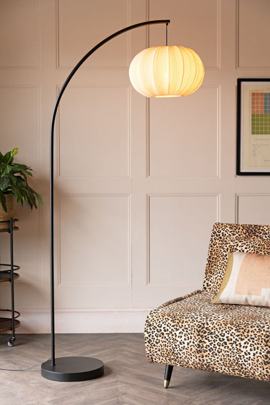 Lampadaire noir en arche avec abat-jour en tissu plissé neutre