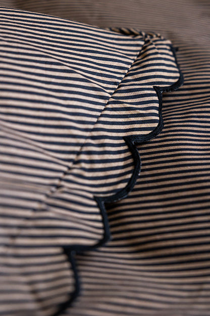Parure de lit à rayures noires et bords festonnés - Disponible en 4 tailles