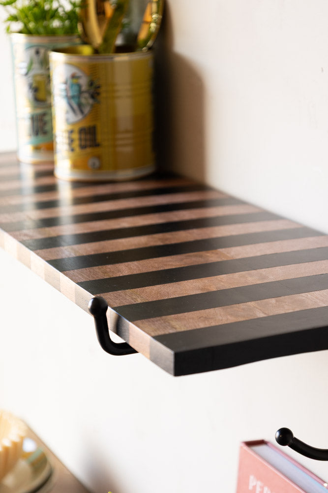 Étagère en bois à rayures noires avec support