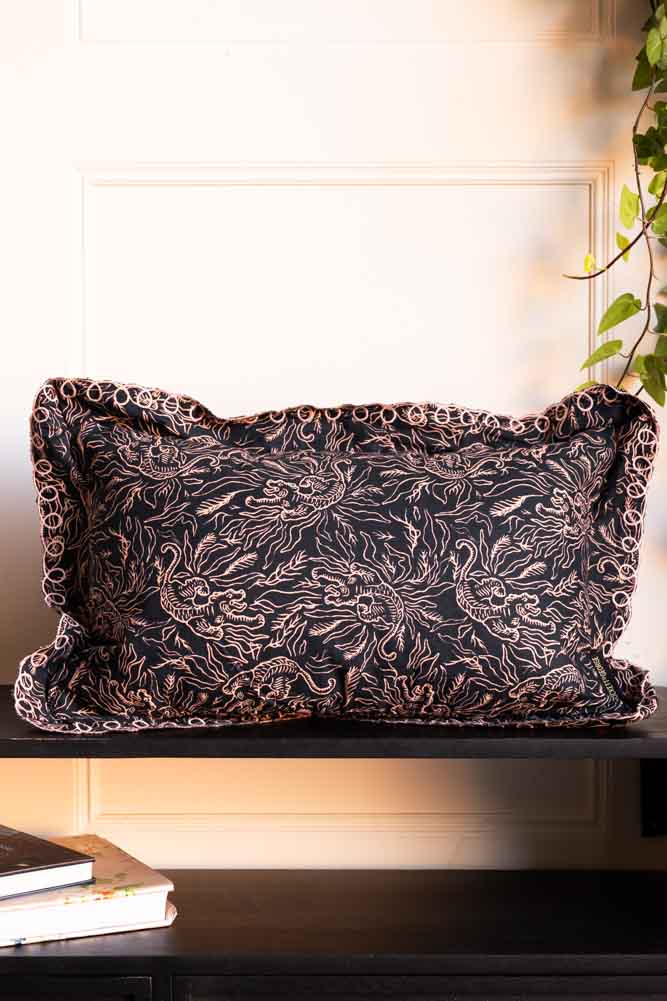 Coussin Tigre noir et rose avec joli bord festonné