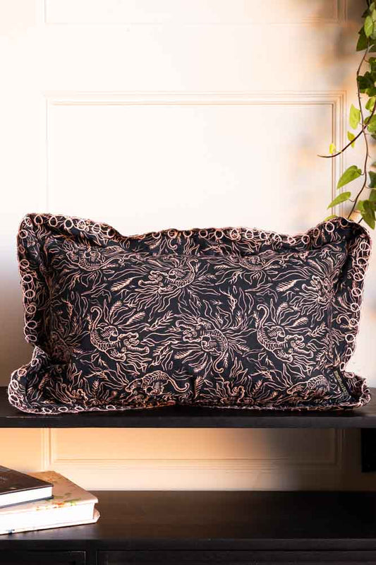Coussin Tigre noir et rose avec joli bord festonné