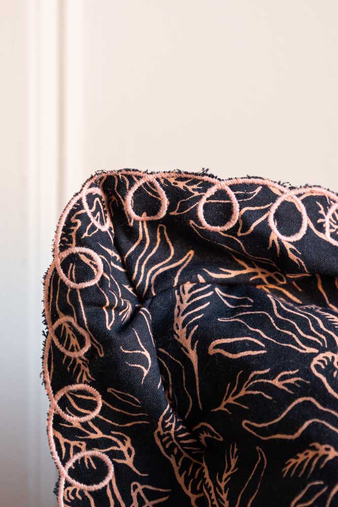 Coussin Tigre noir et rose avec joli bord festonné