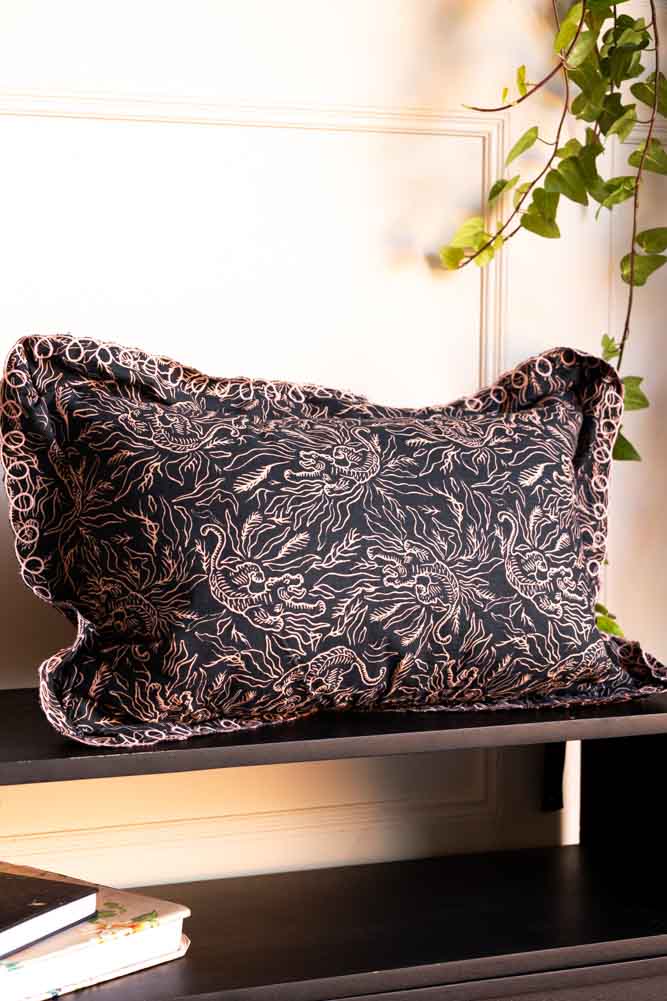 Coussin Tigre noir et rose avec joli bord festonné
